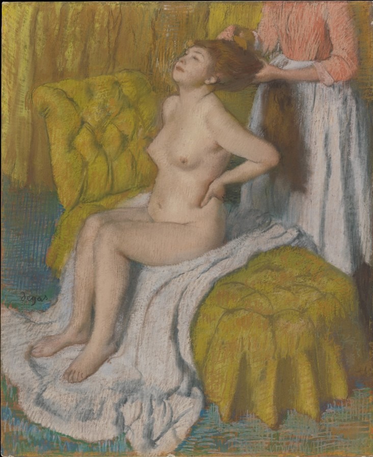 女仆为其梳发